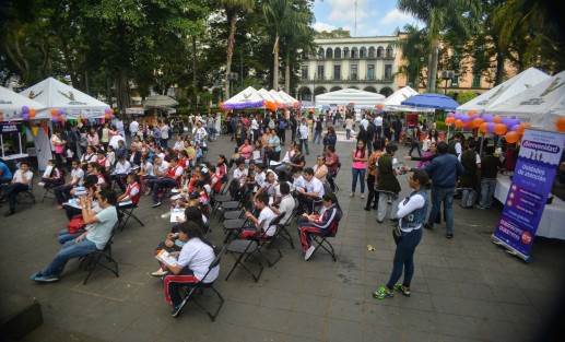 En el parque Juárez de la ciudad de Xalapa,  varias dependencias de gobierno realizaron un festival para conmemorar con retraso el Día Internacional de la niña, que se celebró el 11 de octubre.  