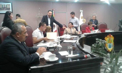 Con cerca de 3 horas de retraso dio inicio la Sesión de la Diputación Permanente. 