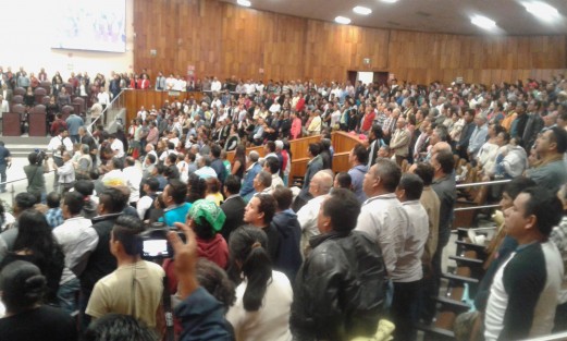 Muy concurrida la sesión extraordinaria de la agonizante LXIV Legislatura del Congreso de Veracruz, abarrotada de los <em>invitados</em> de la diputada Copete Zapot. 