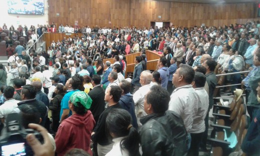 Muy concurrida la sesión extraordinaria de la agonizante LXIV Legislatura del Congreso de Veracruz, abarrotada de los <em>invitados</em> de la diputada Copete Zapot. 