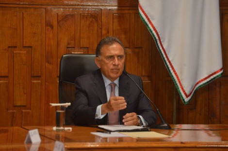 El gobernador de Veracruz, Miguel Ángel Yunes Linares dio a conocer que este viernes envió al gobernador electo, Cuitláhuac García Jiménez, un documento solicitando el establecimiento de las vías para poder iniciar el proceso de Entrega-Recepción del Poder Ejecutivo Estatal el próximo 1 de noviembre.  