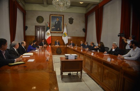 En conferencia de prensa realizada en la Sala de Banderas del Palacio de Gobierno, Yunes Linares pidió se nombren a las personas encargadas de realizar el proceso de recepción y de esta manera contar con la identificación de todos los integrantes para dar inicio a estos trabajos. 