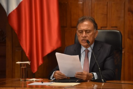 El gobernador de Veracruz, Miguel Ángel Yunes Linares dio a conocer que este viernes envió al gobernador electo, Cuitláhuac García Jiménez, un documento solicitando el establecimiento de las vías para poder iniciar el proceso de Entrega-Recepción del Poder Ejecutivo Estatal el próximo 1 de noviembre. Rigoberto Suárez