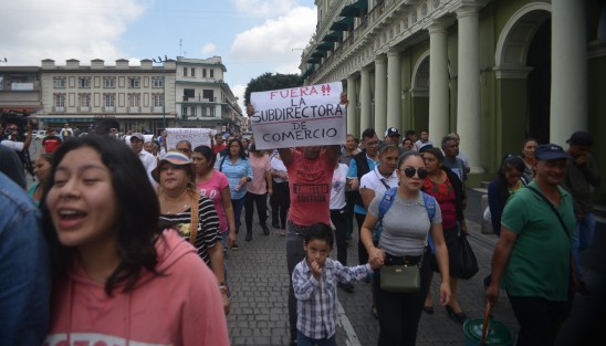 Integrantes del Sindicato de Vendedores Fijos y Semifijos de Xalapa, adheridos a la CROC, junto con su secretario general, José Marcelino Amaro Morales, marcharon del puente Xallitic, ubicado en la calle Lucio con dirección hacia Palacio Municipal de Xalapa.