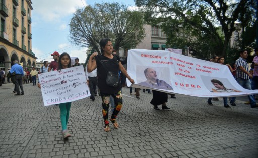 Integrantes del Sindicato de Vendedores Fijos y Semifijos de Xalapa, adheridos a la CROC, junto con su secretario general, José Marcelino Amaro Morales, marcharon del puente Xallitic, ubicado en la calle Lucio con dirección hacia Palacio Municipal de Xalapa.