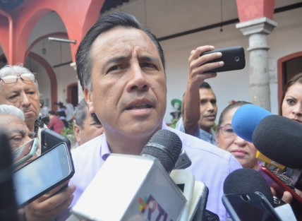 <em>Veracruz requiere de 30 mil millones de pesos, y vamos a pedir que nos ayuden a través de mecanismos para adelantar recursos como son las participaciones federales de la Secretaría de Hacienda y Crédito Público (SHCP), de manera que no se tenga que recurrir a algún préstamo</em>, señaló el gobernador electo Cuitláhuac García.  