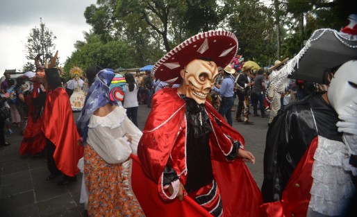El parque Juárez de la ciudad de Xalapa fue escenario para presentación de la Viejada de Tempoal en Xalapa, como parte de la gira de la comparsa representativa del comité central de comparsas.   