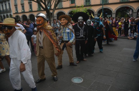 Danzantes vestidos con trajes de la región de Tempoal invitaron al público en general a visitar ese municipio para celebrar el día de muertos.