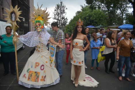 El parque Juárez de la ciudad de Xalapa fue escenario para presentación de la Viejada de Tempoal en Xalapa este como parte de la gira de la comparsa representativa del comité central de comparsas.   