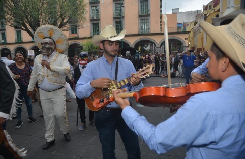 El parque Juárez de la ciudad de Xalapa fue escenario para presentación de la Viejada de Tempoal en Xalapa este como parte de la gira de la comparsa representativa del comité central de comparsas.   