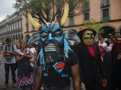 El parque Juárez de la ciudad de Xalapa fue escenario para presentación de la Viejada de Tempoal en Xalapa este como parte de la gira de la comparsa representativa del comité central de comparsas.   