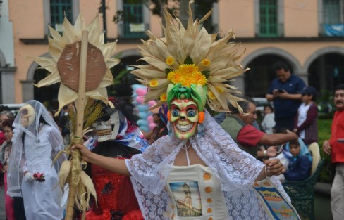 El parque Juárez de la ciudad de Xalapa fue escenario para presentación de la Viejada de Tempoal en Xalapa este como parte de la gira de la comparsa representativa del comité central de comparsas.   