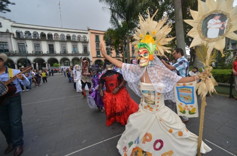 El parque Juárez de la ciudad de Xalapa fue escenario para presentación de la Viejada de Tempoal en Xalapa este como parte de la gira de la comparsa representativa del comité central de comparsas.   