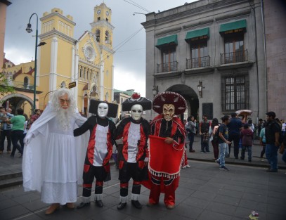 El parque Juárez de la ciudad de Xalapa fue escenario para presentación de la Viejada de Tempoal en Xalapa este como parte de la gira de la comparsa representativa del comité central de comparsas.   