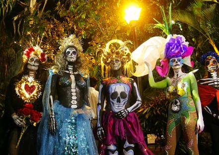 Espectaculares atuendos lucieron las <em>Catrinas de Martí</em>. El maquillaje, los vestidos y la creatividad de los diseñadores, se llevaron las palmas de los asistentes al concurso de catrinas donde el arte Huichol fue el invitado de lujo.