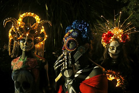 Espectaculares atuendos lucieron las Catrinas de Martí. El maquillaje, los vestidos y la creatividad de los diseñadores, se llevaron las palmas de los asistentes al concurso de catrinas donde el arte Huichol fue el invitado de lujo.