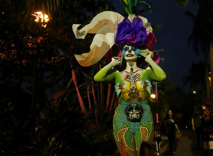 Espectaculares atuendos lucieron las Catrinas de Martí. El maquillaje, los vestidos y la creatividad de los diseñadores, se llevaron las palmas de los asistentes al concurso de catrinas donde el arte Huichol fue el invitado de lujo.