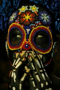 Espectaculares atuendos lucieron las Catrinas de Martí. El maquillaje, los vestidos y la creatividad de los diseñadores, se llevaron las palmas de los asistentes al concurso de catrinas donde el arte Huichol fue el invitado de lujo.