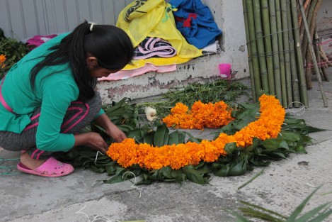 Colores y sabores inundan los mercados mexicanos previo a los días de Muertos, 