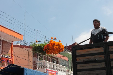 Colores y sabores inundan los mercados mexicanos previo a los días de Muertos, 
