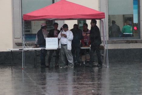 Lluvia matutina en Xalapa, aplazó muchas de las actividades programadas para este sábado, incluso hasta manifestaciones, religiosas y de venddores informales. 