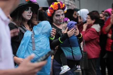 Con bastante participación de contingentes y espectadores se llevó a cabo el desfile de catrinas en Xalapa.   