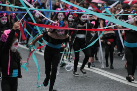 Con bastante participación de contingentes y espectadores se llevó a cabo el desfile de catrinas en Xalapa.   