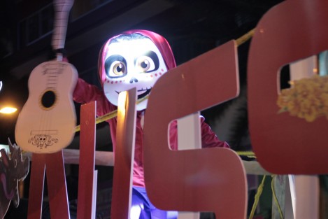 Personajes y música de la película Coco acapararon el desfile este año, haciendo de lado la catrina de Posadas. 