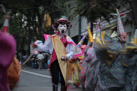 Una delegación del municipio de Teocelo participó con sus danzantes, dándole el toque de tradición al desfile. 