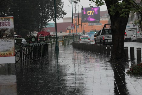 Sigue observándose la probabilidad de tormentas y lluvias fuertes a muy fuertes principalmente sobre las partes medias y bajas de las cuencas del Pánuco al Misantla y frente a la costa norte del estado durante hoy domingo. 