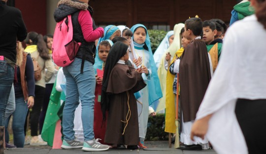 Para la Iglesia Católica, estos días (1 de Noviembre) se festeja a todos los santos, por lo que niños de una parroquia de Xalapa desfilaron vestidos como los Santos de su devoción. 