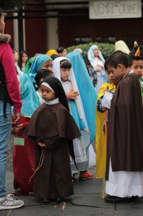 Para la Iglesia Católica, estos días (1 de Noviembre) se festeja a todos los santos, por lo que niños de una parroquia de Xalapa desfilaron vestidos como los Santos de su devoción. 