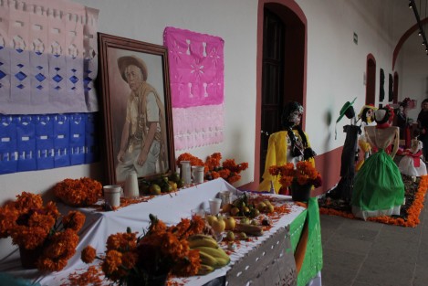 En el Centro Recreativo Xalapeño se encuentra una exposición de catrinas elaboradas en el curso impartido allí mismo. El altar está dedicado al ejemplar xalapeño, Juan Herrera Vázquez, <em>Juanote/em>.  