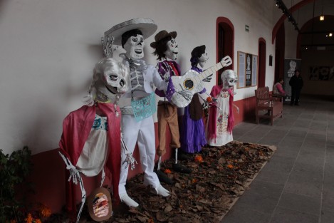 En el Centro Recreativo Xalapeño se encuentra una exposición de catrinas elaboradas en el curso impartido allí mismo. El altar está dedicado al ejemplar xalapeño, Juan Herrera Vázquez, <em>Juanote/em>.  