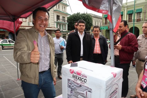 El gobernador electo de Veracruz, Cuitláhuac García Jiménez, asistió este domingo al mediodía a la Plaza Lerdo de Xalapa para participar en la consulta sobre el nuevo aeropuerto de la Ciudad de México.  