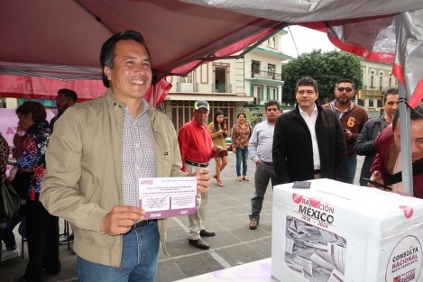 El gobernador electo de Veracruz, Cuitláhuac García Jiménez, asistió este domingo al medio día a la Plaza Lerdo de Xalapa para participar en la consulta sobre el nuevo aeropuerto de la Ciudad de México.