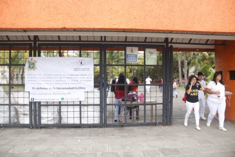 Personal docente y administrativo de la Universidad Veracruzana, se sumó al paro nacional de actividades en defensa de la universidad pública. Exigen al gobierno federal, el pago inmediato de salarios y prestaciones a trabajadores de 6 universidades del país.