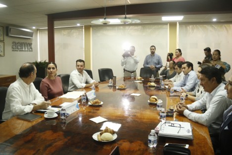 Anilú Ingram Vallines, diputada federal, sostuvo una reunión con integrantes de la Asociación de Agentes Aduanales de Veracruz, para discutir una iniciativa que favorecería a este sector.  