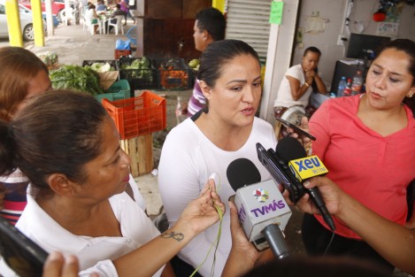 Damnificados por las lluvias en el municipio de Villa Azueta, anunciaron la instalación de 5 centros de acopio en la ciudad de Veracruz. La decisión la tomaron luego de que no han recibido ayuda por parte del gobierno estatal a una semana de la contingencia. 