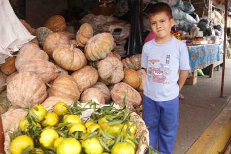 Inician las compras masivas en los mercados de la ciudad de Veracruz para la celebración del Día de Muertos. El gasto total para la instalación completa de un altar, va desde los 300 hasta los mil 500 pesos.  