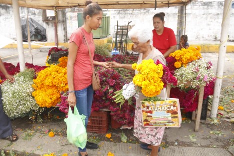 Inician las compras masivas en los mercados de la ciudad de Veracruz para la celebración del Día de Muertos. El gasto total para la instalación completa de un altar, va desde los 300 hasta los mil 500 pesos.  