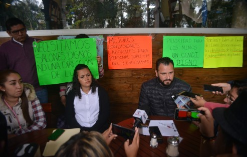 Profesores y padres de familia del CENDI SERVER exigieron la destitución de la directora y administradora del plantel, ya que comentan que hay muchas irregularidades.