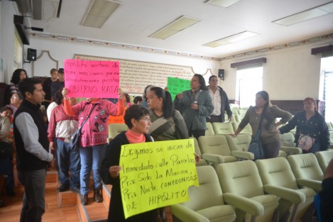 Habitantes de varias colonias de Xalapa se manifestaron en sala de prensa primeramente,  y después en cabildo, para exigir al alcalde Hipólito Rodríguez  cumpla con obras prometidas.