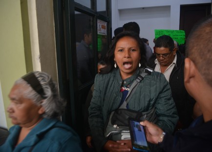 Habitantes de varias colonias de Xalapa se manifestaron en sala de prensa primeramente,  y después en cabildo, para exigir al alcalde Hipólito Rodríguez  cumpla con obras prometidas.