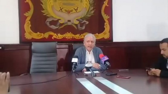 Al final el alcalde Hipólito Rodríguez sí dio su rueda de prensa escondido y con tan solo unos medios de información.  