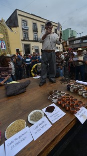 Integrantes del Consejo Regional del Café de Coatepec se manifestaron en plaza Lerdo para exigirle a los nuevos gobiernos federal y estatal, diálogo, y así tomar medidas para enfrentar los problemas por los precios tan bajos que se le pagan al sector. 