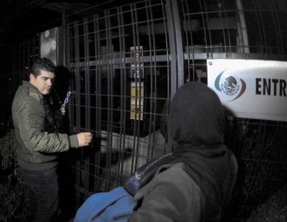 A decir del coordinador de la bancada de MORENA, Zenyazen Escobar, se pretende en la sesión extraordinaria de este martes aprobar la donación al Ayto. de Veracruz, a cargo del hijo del gobernador, donar diversos bienes como el Auditorio Benito Juárez, parque Cri Cri, entre otros; además de la creación del municipio de Tres Zapotes. 