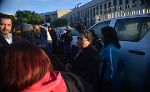 Diputados electos, en funciones y simpatizantes de MORENA mantuvieron desde la madrugada su protesta en los accesos al Palacio Legislativo contra donaciones y creación del municipio 213 que estarían en el orden del día de la última sesión de la LXIV Legislatura Local.