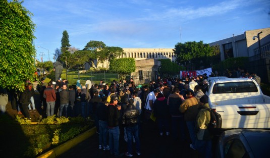 Diputados electos, en funciones y simpatizantes de MORENA mantuvieron desde la madrugada su protesta en los accesos al Palacio Legislativo contra donaciones y creación del municipio 213 que estarían en el orden del día de la última sesión de la LXIV Legislatura Local.