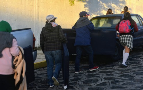 Diputados electos, en funciones y simpatizantes de MORENA mantuvieron desde la madrugada su protesta en los accesos al Palacio Legislativo contra donaciones y creación del municipio 213 que estarían en el orden del día de la última sesión de la LXIV Legislatura Local.